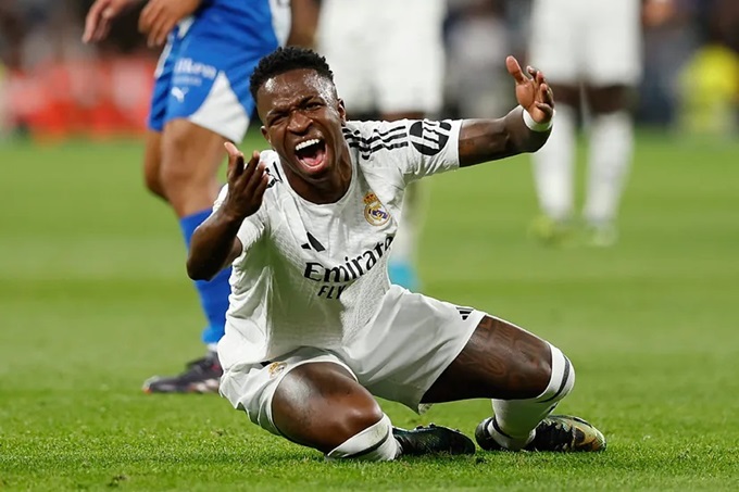 Ancelotti bất lực với cái đầu nóng của Vinicius