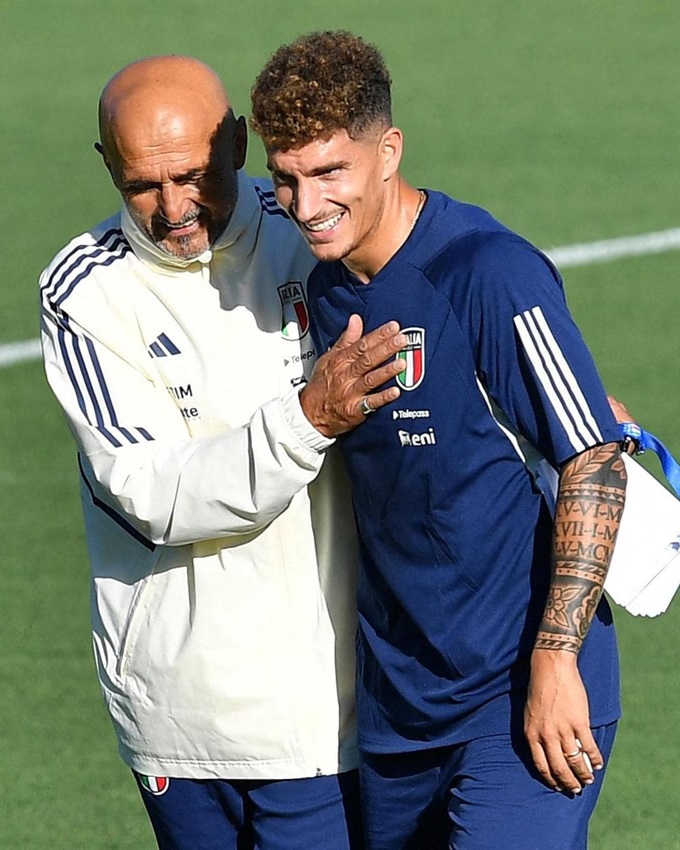 Spalletti và Di Lorenzo thân thiết như cha con