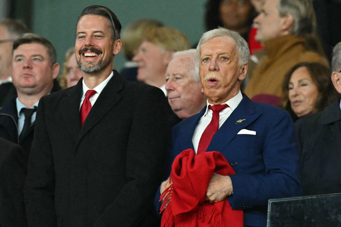 Arsenal nợ chủ sở hữu của họ, Stan Kroenke (phải), hơn 200 triệu bảng