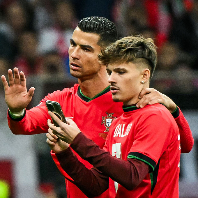 Ronaldo có hành động rất ý nghĩa trước tình cảm của fan